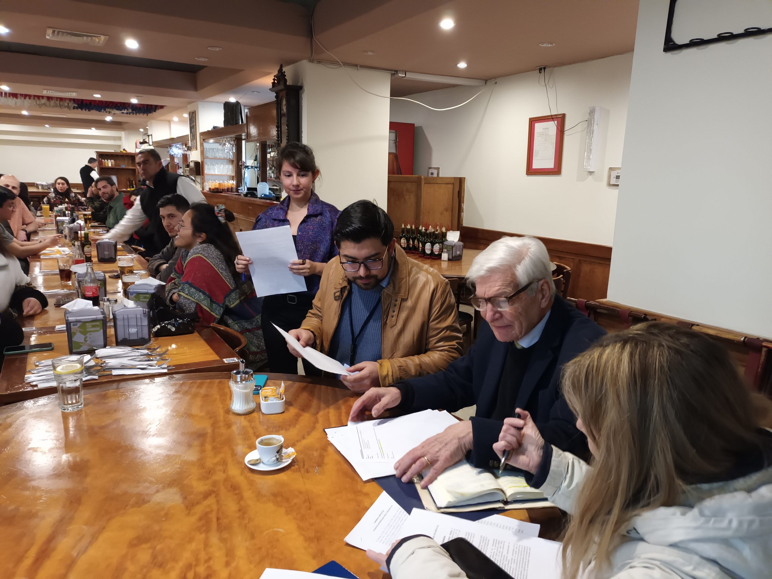 Integrantes del Colegio revisando documentos durante la Asamblea Constitutiva