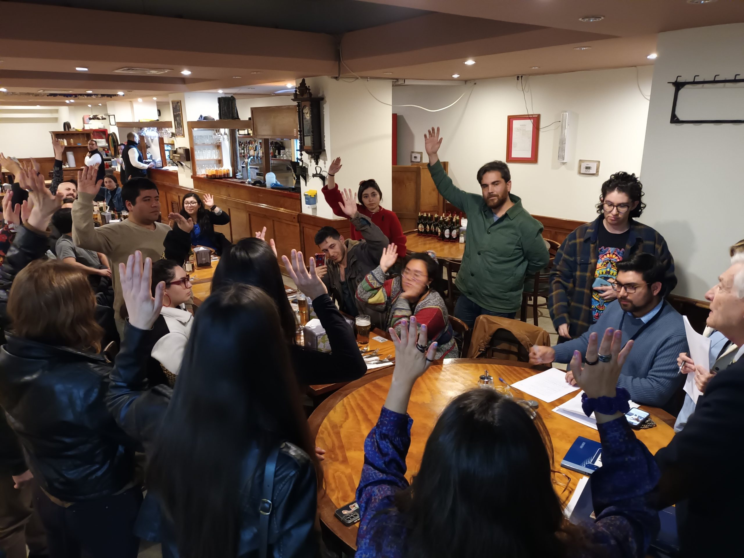 Votación durante la Asamblea Constitutiva del Colegio
