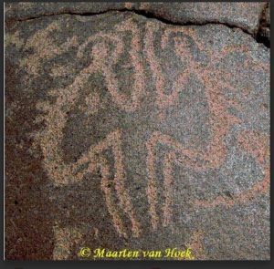 Petroglifo con personajes antropomorfos enfrentados, Figura 20 del artículo de Van Hoek